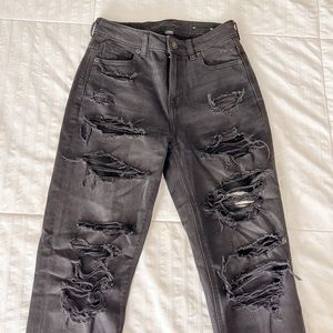 BLACK RIPPED MOM JEANS